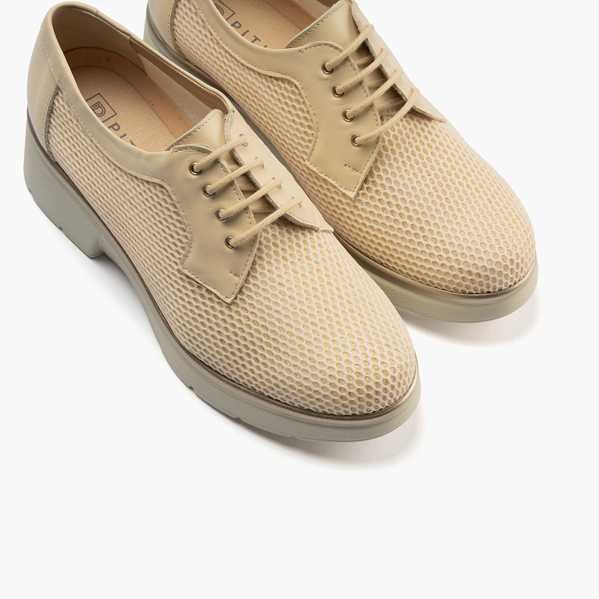 Blucher con cordones, cuña y tejido Crema