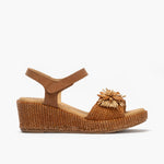 Sandalia de rafia con cuña baja, detalle floral y pulsera Cuero