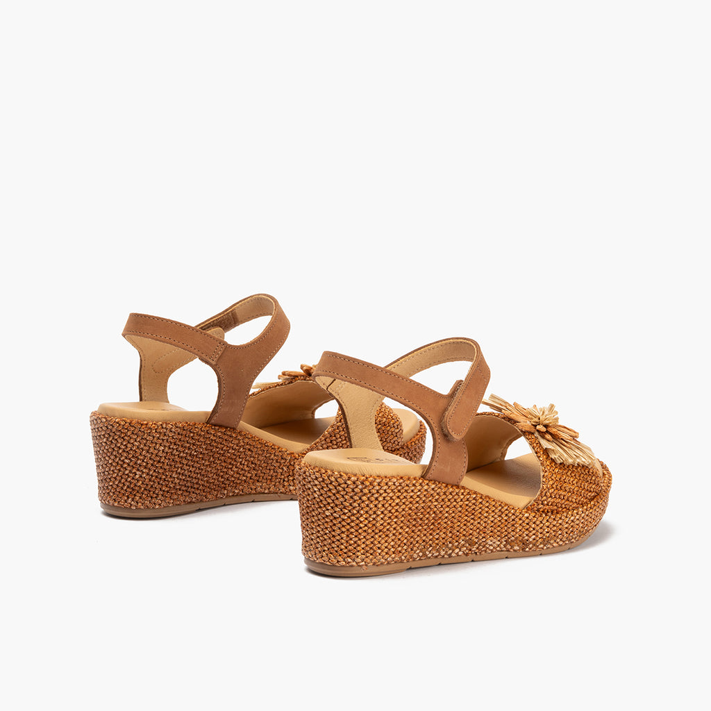 Sandalia de rafia con cuña baja, detalle floral y pulsera Cuero