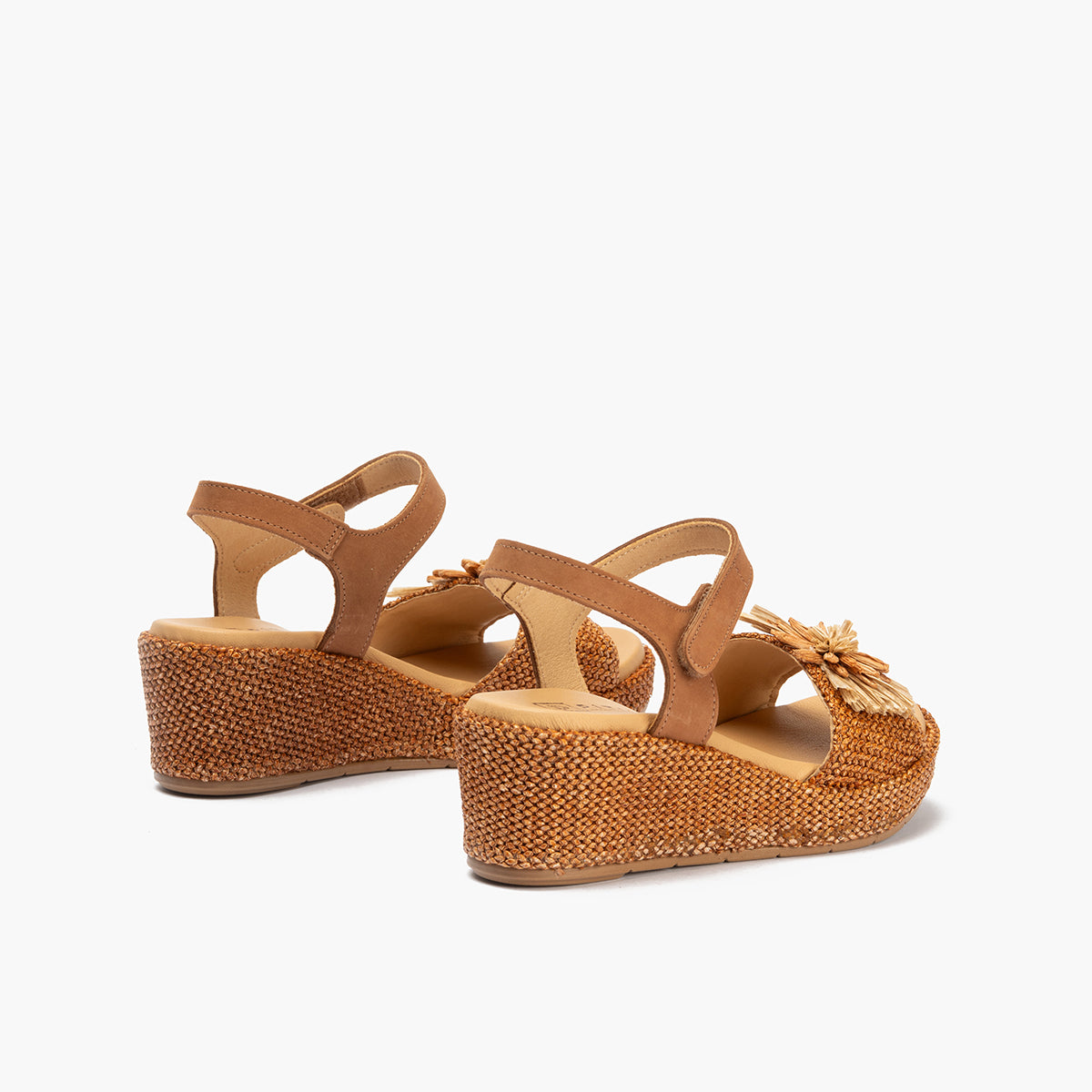 Sandalia de rafia con cuña baja, detalle floral y pulsera Cuero