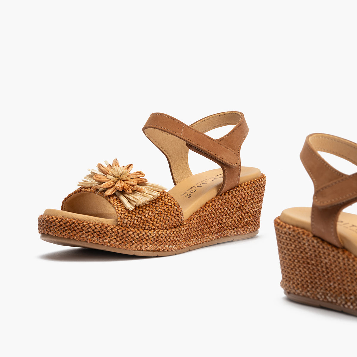 Sandalia de rafia con cuña baja, detalle floral y pulsera Cuero