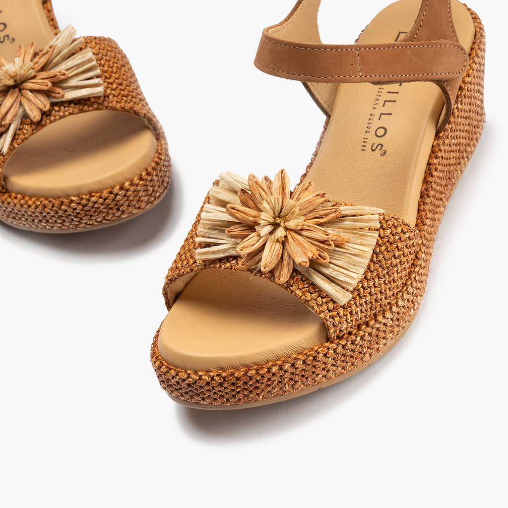 Sandalia de rafia con cuña baja, detalle floral y pulsera Cuero