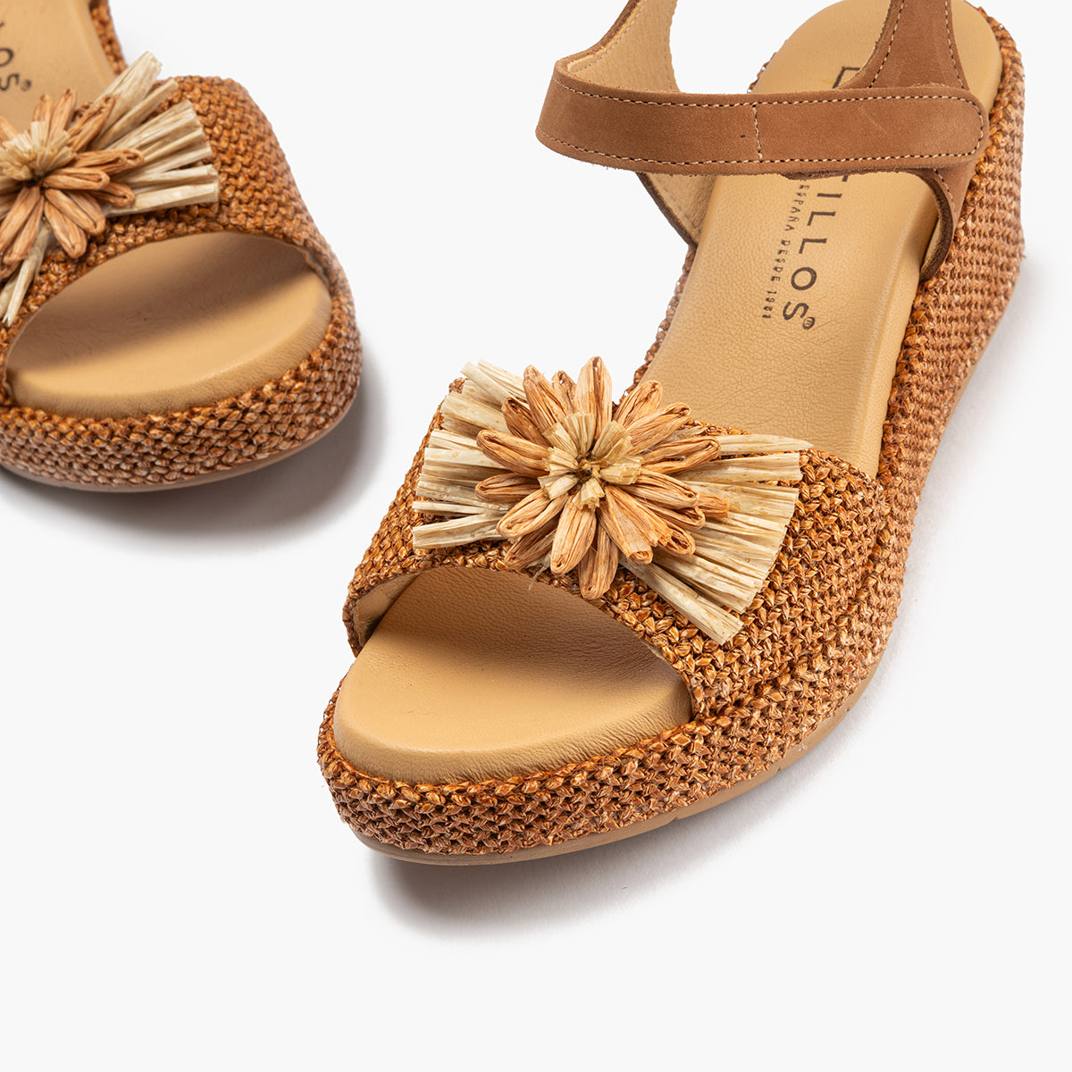 Sandalia de rafia con cuña baja, detalle floral y pulsera Cuero