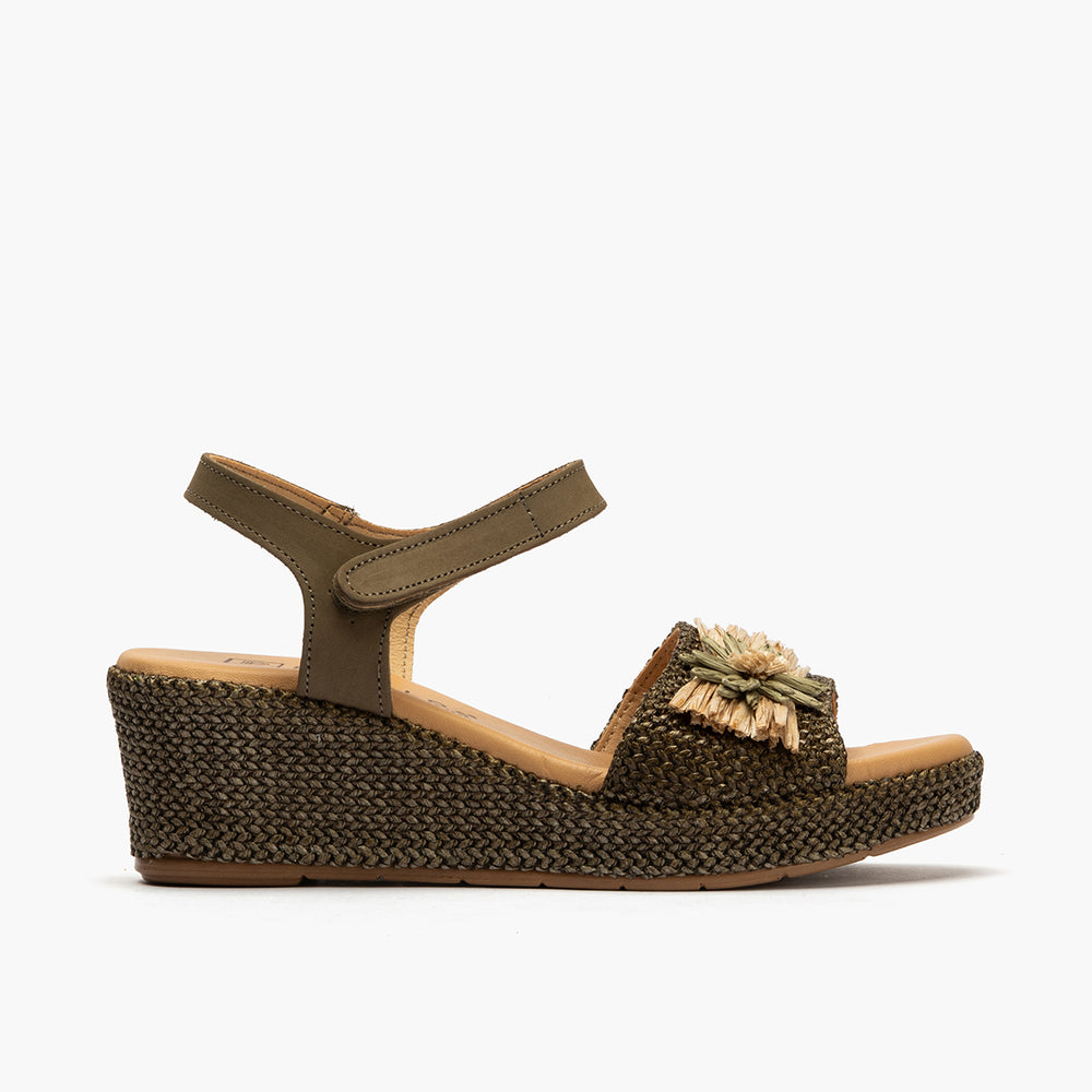 Sandalia de rafia con cuña baja, detalle floral y pulsera Kaki