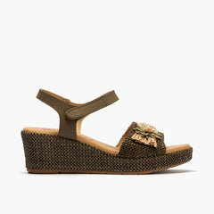 Sandalia de rafia con cuña baja, detalle floral y pulsera Kaki