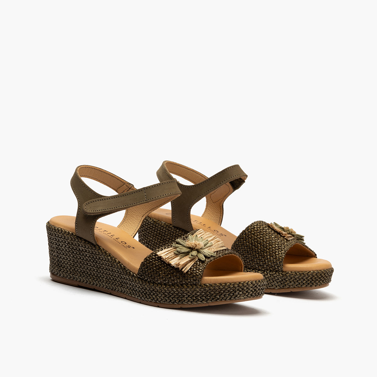 Sandalia de rafia con cuña baja, detalle floral y pulsera Kaki
