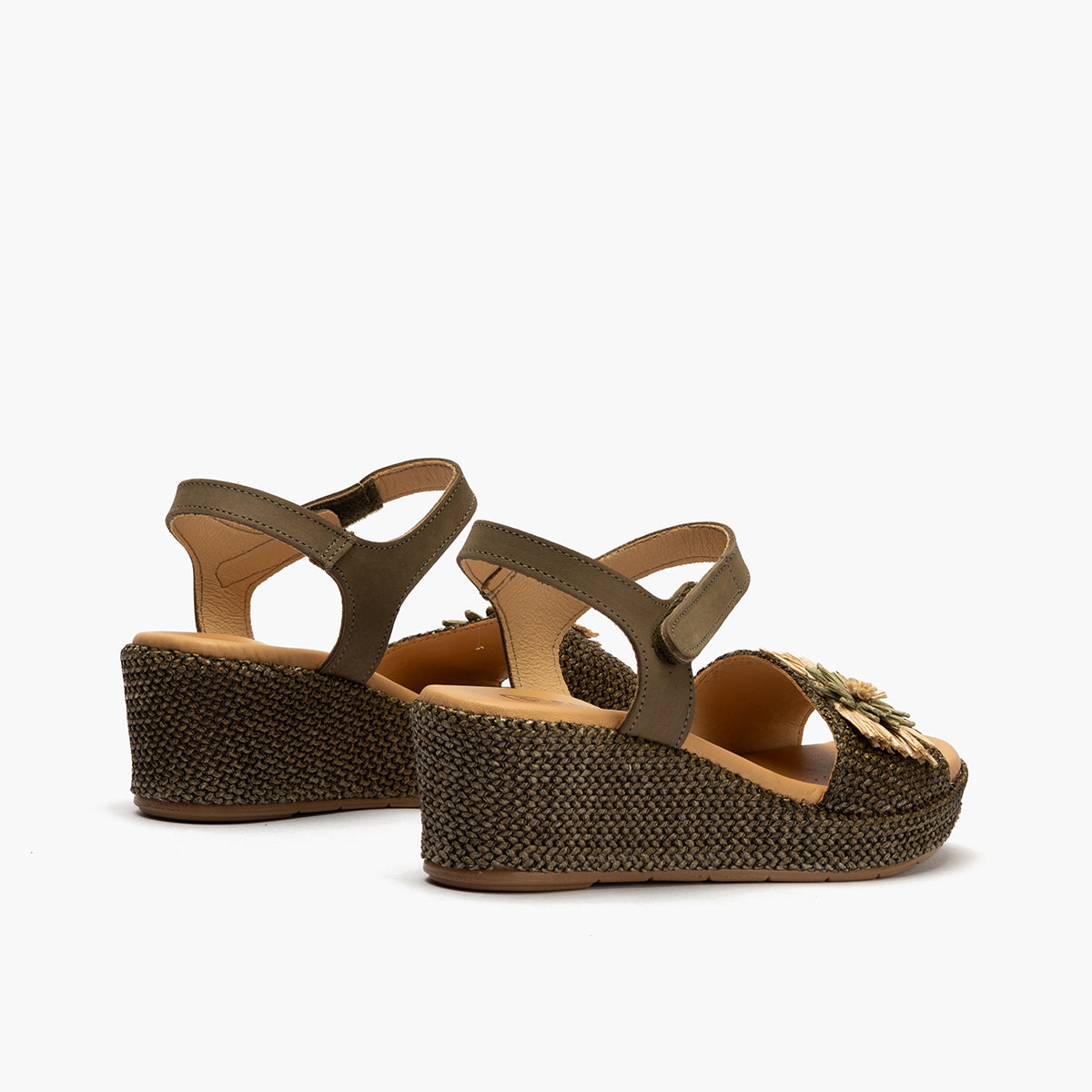 Sandalia de rafia con cuña baja, detalle floral y pulsera Kaki