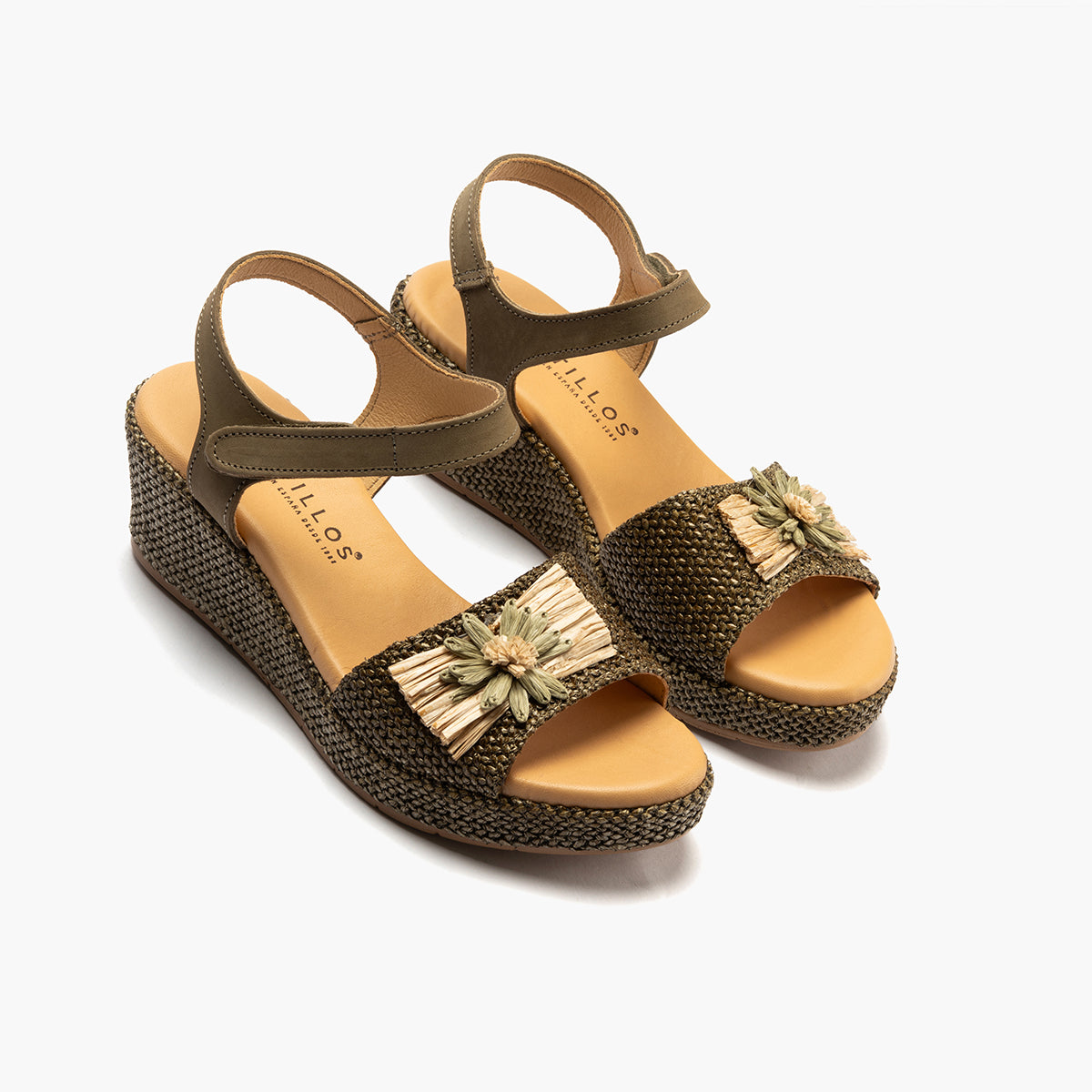 Sandalia de rafia con cuña baja, detalle floral y pulsera Kaki