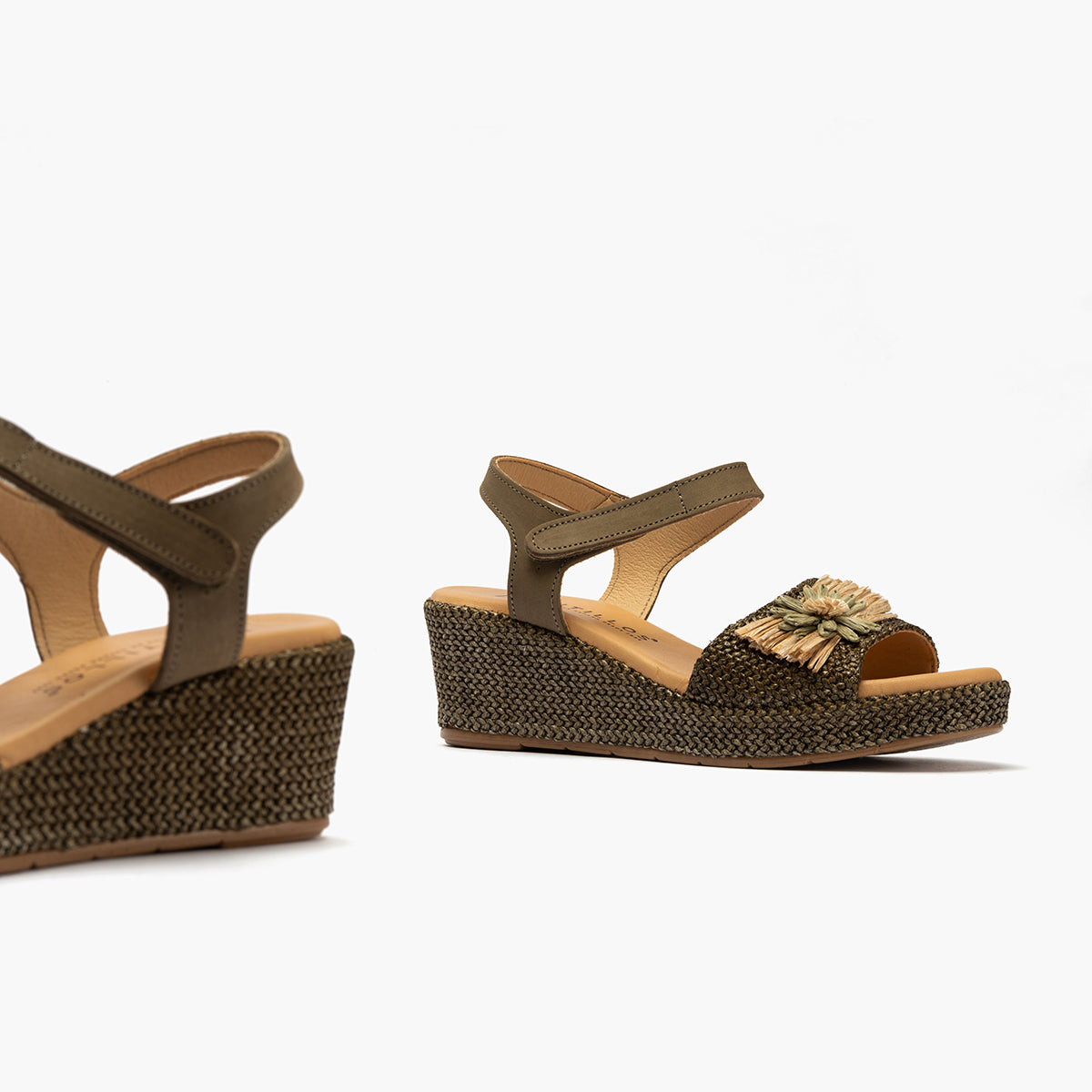 Sandalia de rafia con cuña baja, detalle floral y pulsera Kaki