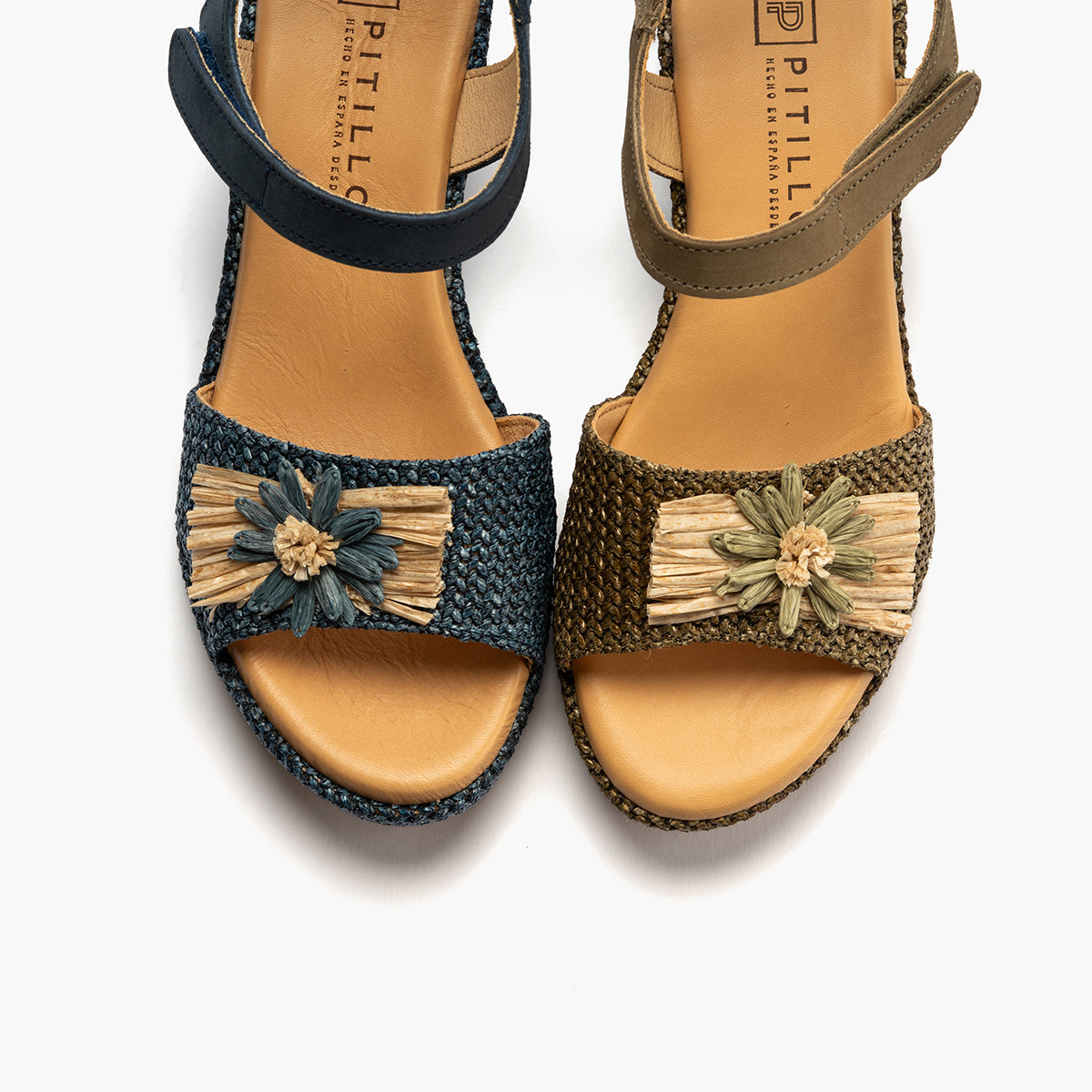 Sandalia de rafia con cuña baja, detalle floral y pulsera Kaki