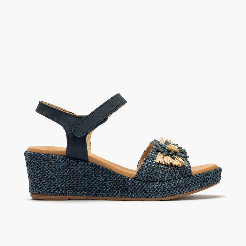 Sandalia de rafia con cuña baja, detalle floral y pulsera Marino