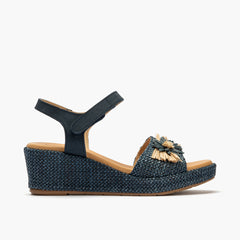 Sandalia de rafia con cuña baja, detalle floral y pulsera Marino