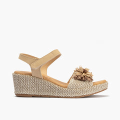Sandalia de rafia con cuña baja, detalle floral y pulsera Natural