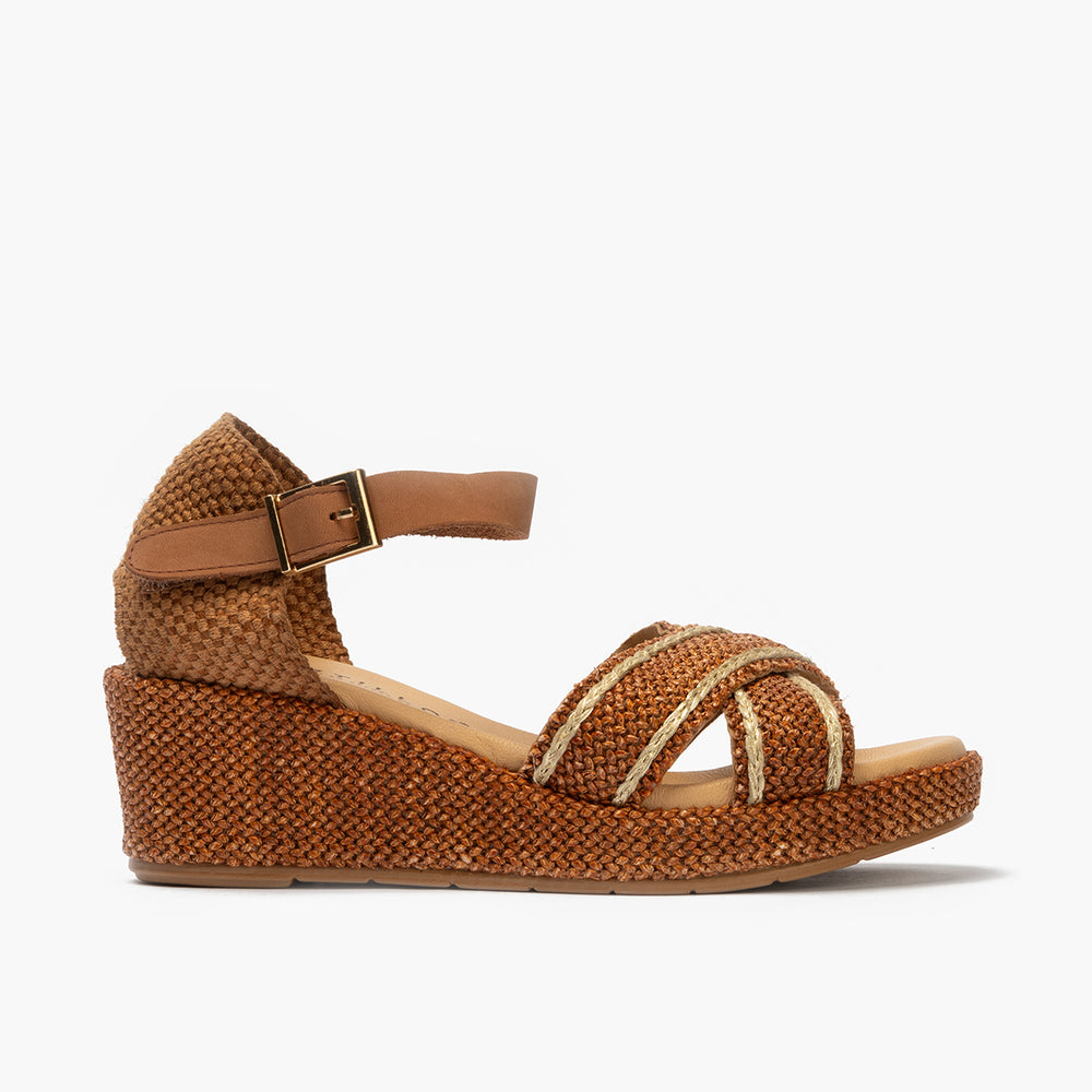 Sandalia de rafia con cuña baja, cruzados y pulsera Cuero