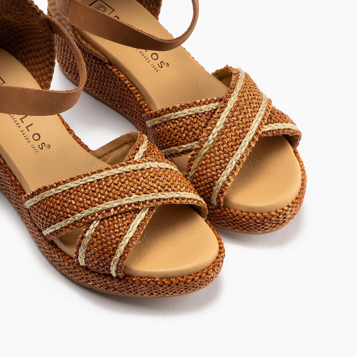 Sandalia de rafia con cuña baja, cruzados y pulsera Cuero