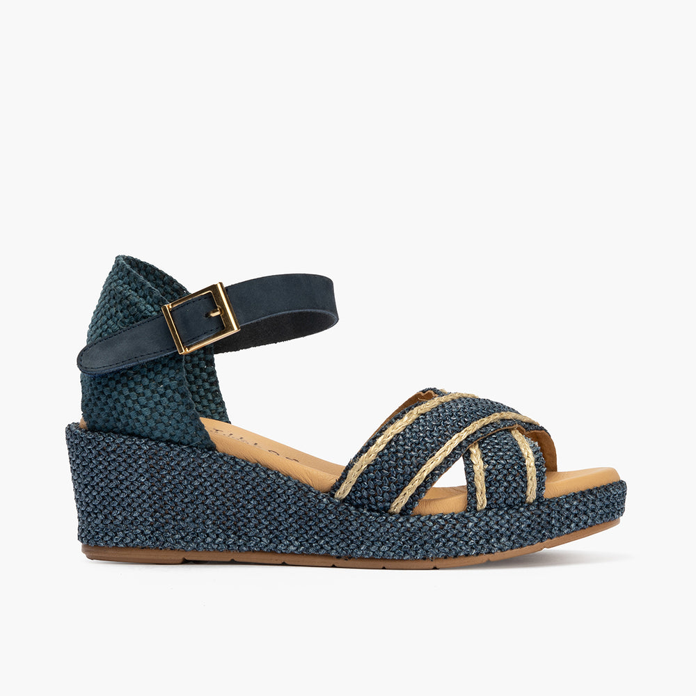 Sandalia de rafia con cuña baja, cruzados y pulsera Marino