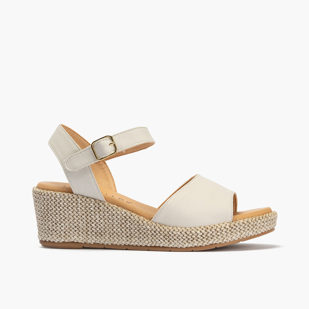 Sandalia de rafia con cuña baja y piel metalizada, con pulsera Blanco