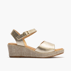 Sandalia de rafia con cuña baja y piel metalizada, con pulsera Oro
