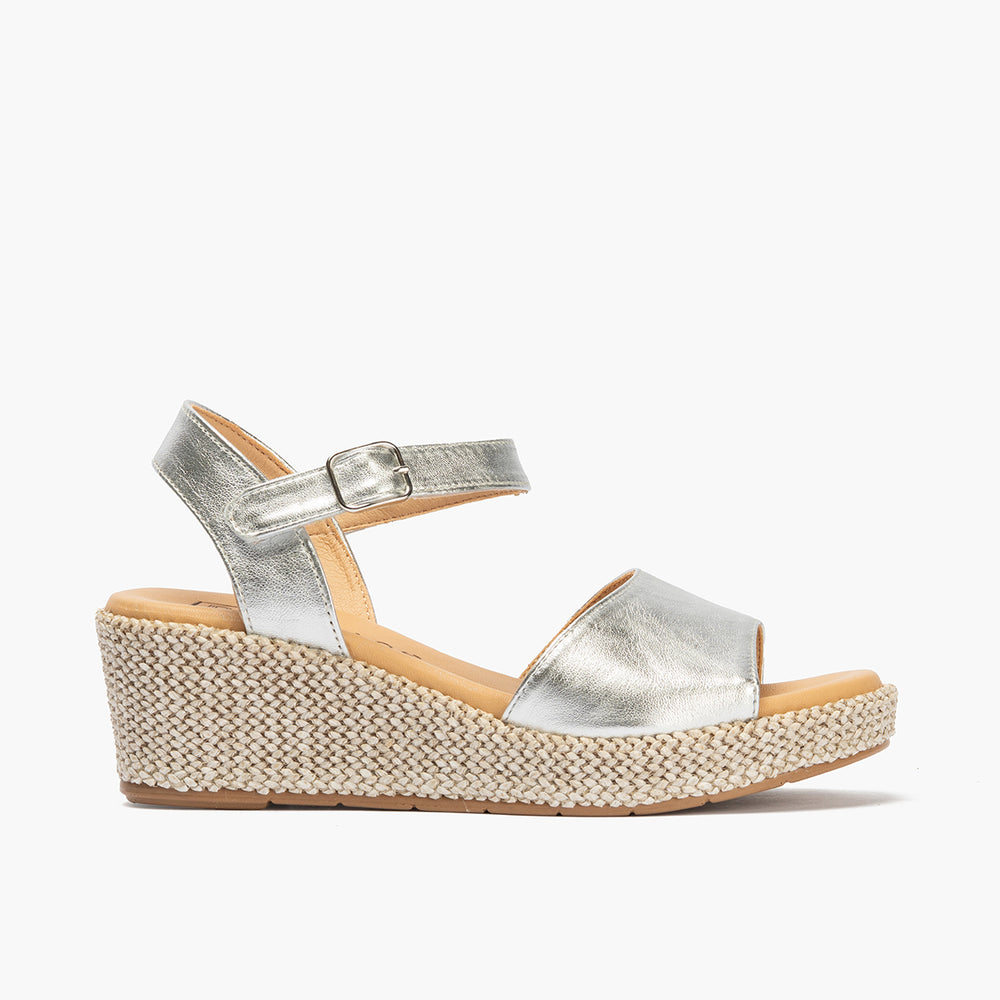 Sandalia de rafia con cuña baja y piel metalizada, con pulsera Plata