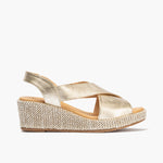 Sandalia de rafia con cuña baja y piel metalizada, con cruzados Oro