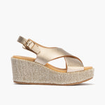 Sandalia de rafia con cuña alta y piel cruzada Oro