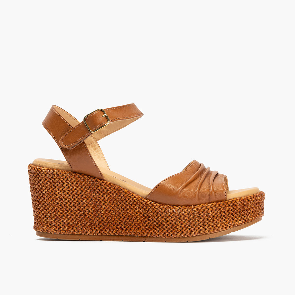 Sandalia de rafia con cuña alta, piel napa o laminada y pulsera Cuero