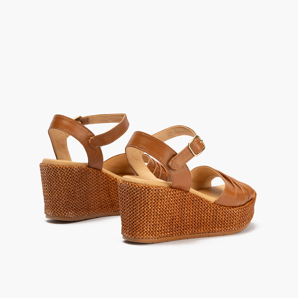 Sandalia de rafia con cuña alta, piel napa o laminada y pulsera Cuero