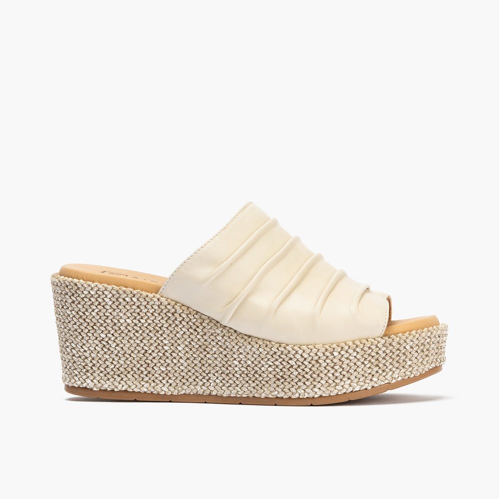 Sandalia zueco de rafia con cuña alta Crema