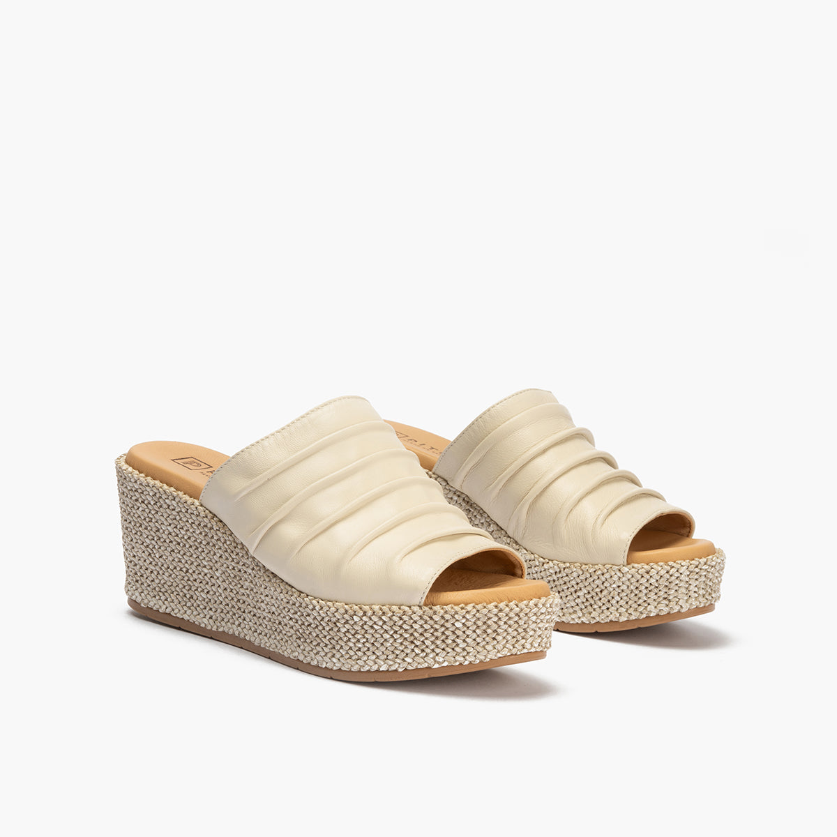 Sandalia zueco de rafia con cuña alta Crema