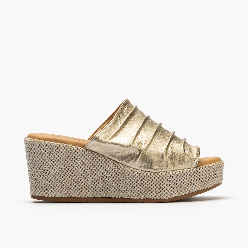 Sandalia zueco de rafia con cuña alta Oro