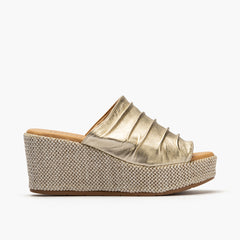 Sandalia zueco de rafia con cuña alta Oro