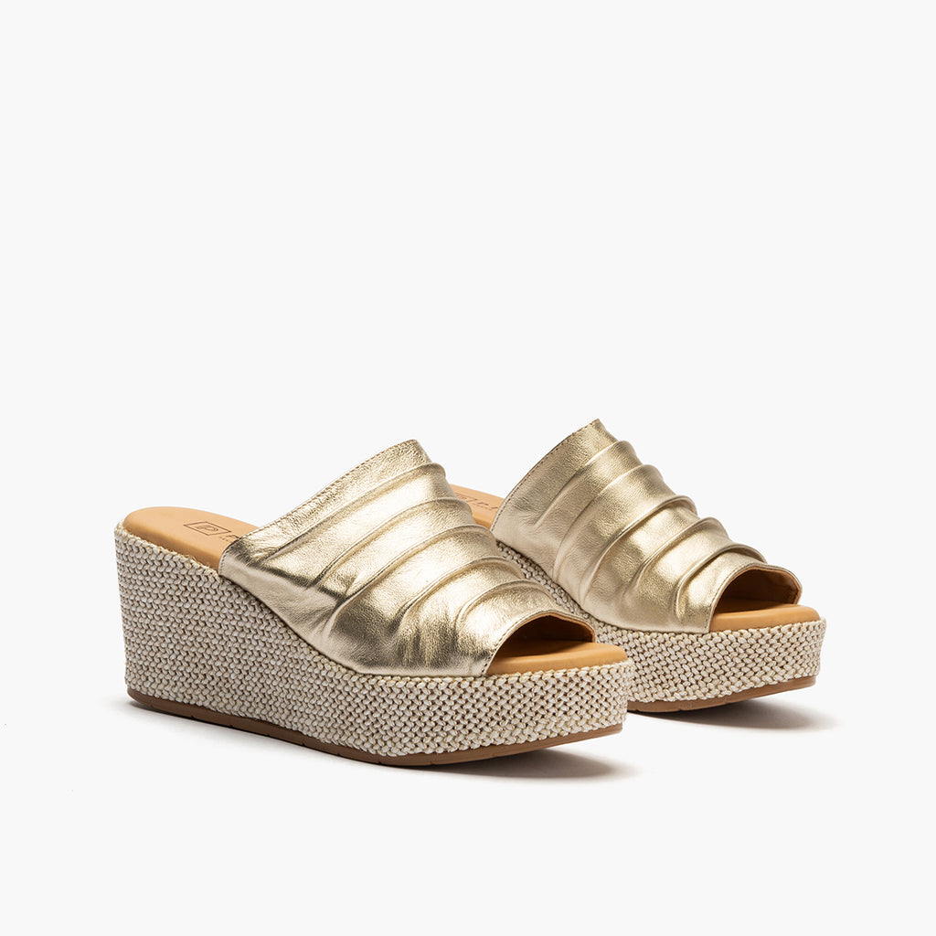 Sandalia zueco de rafia con cuña alta Oro