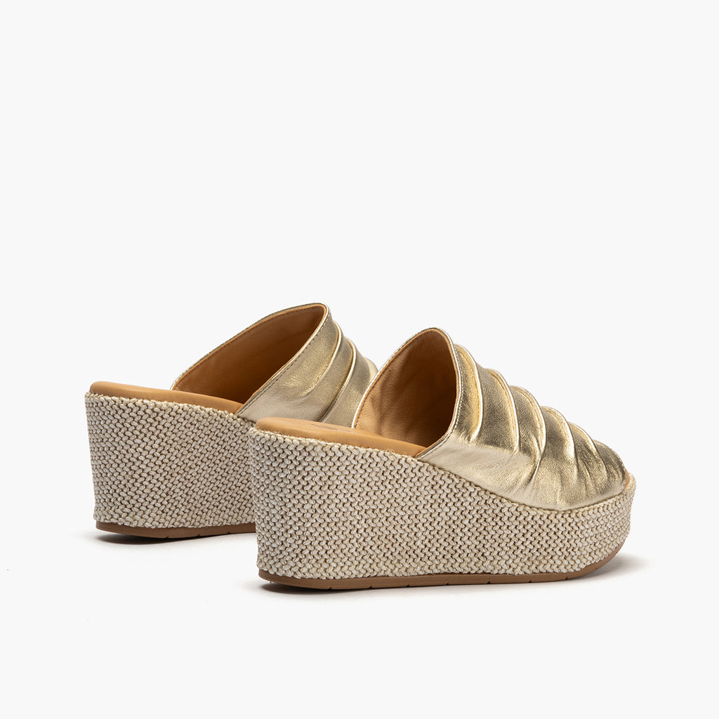 Sandalia zueco de rafia con cuña alta Oro
