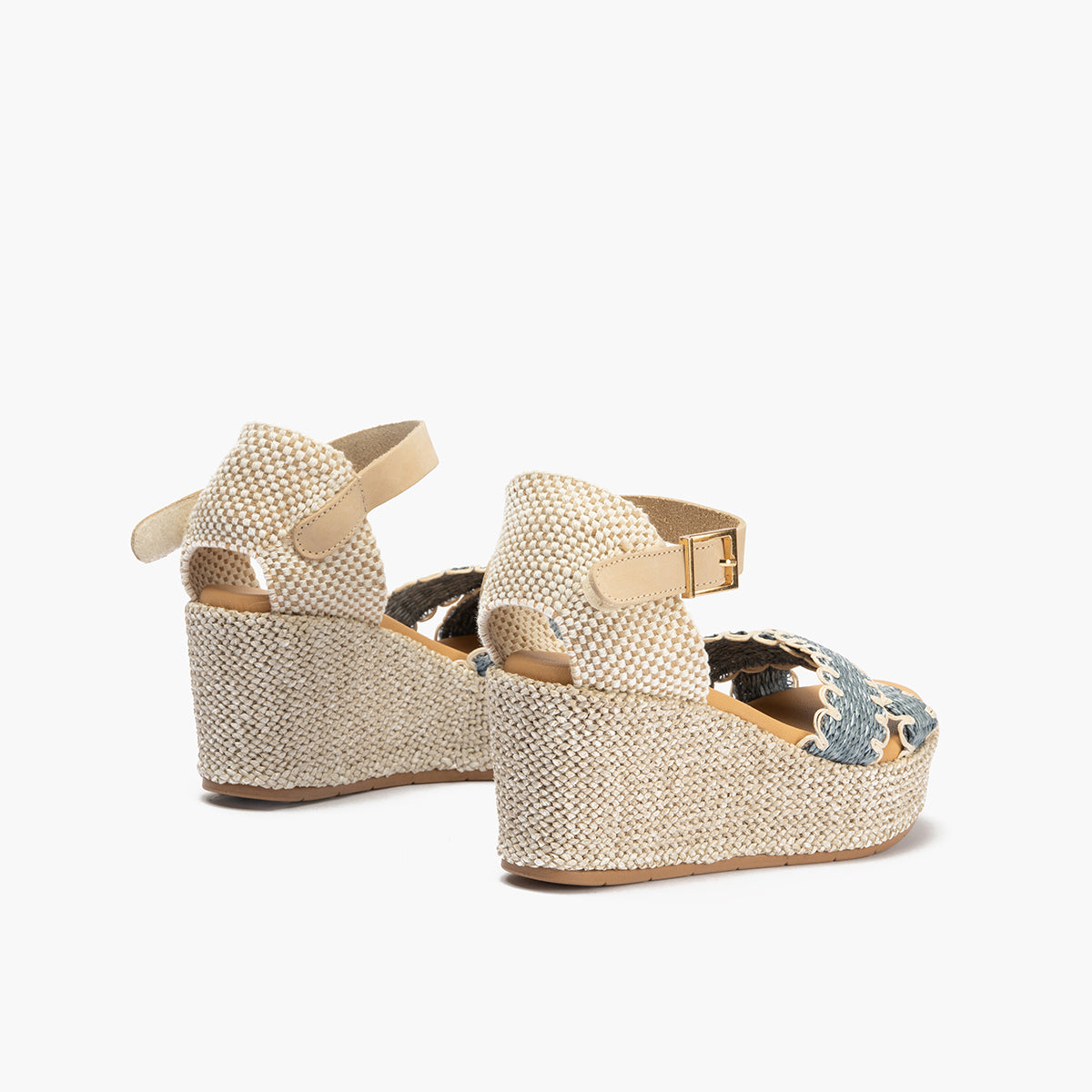 Sandalia de rafia con cuña alta, cruzados y pulsera Jeans