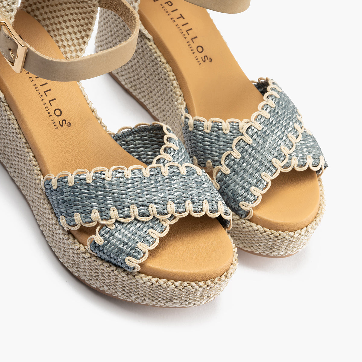 Sandalia de rafia con cuña alta, cruzados y pulsera Jeans