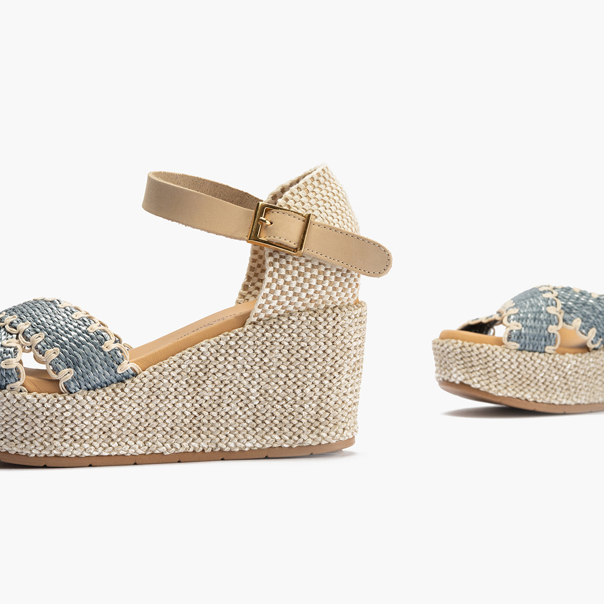Sandalia de rafia con cuña alta, cruzados y pulsera Jeans