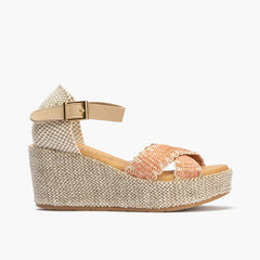 Sandalia de rafia con cuña alta, cruzados y pulsera Nude