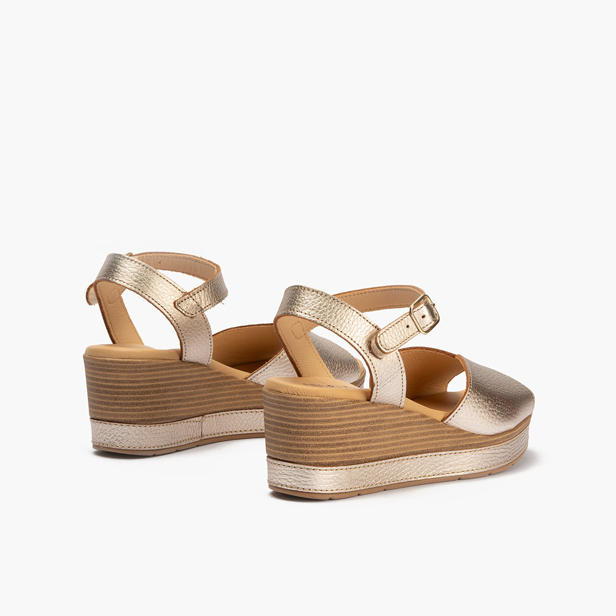 Sandalia con cuña alta, piel y pulsera Oro