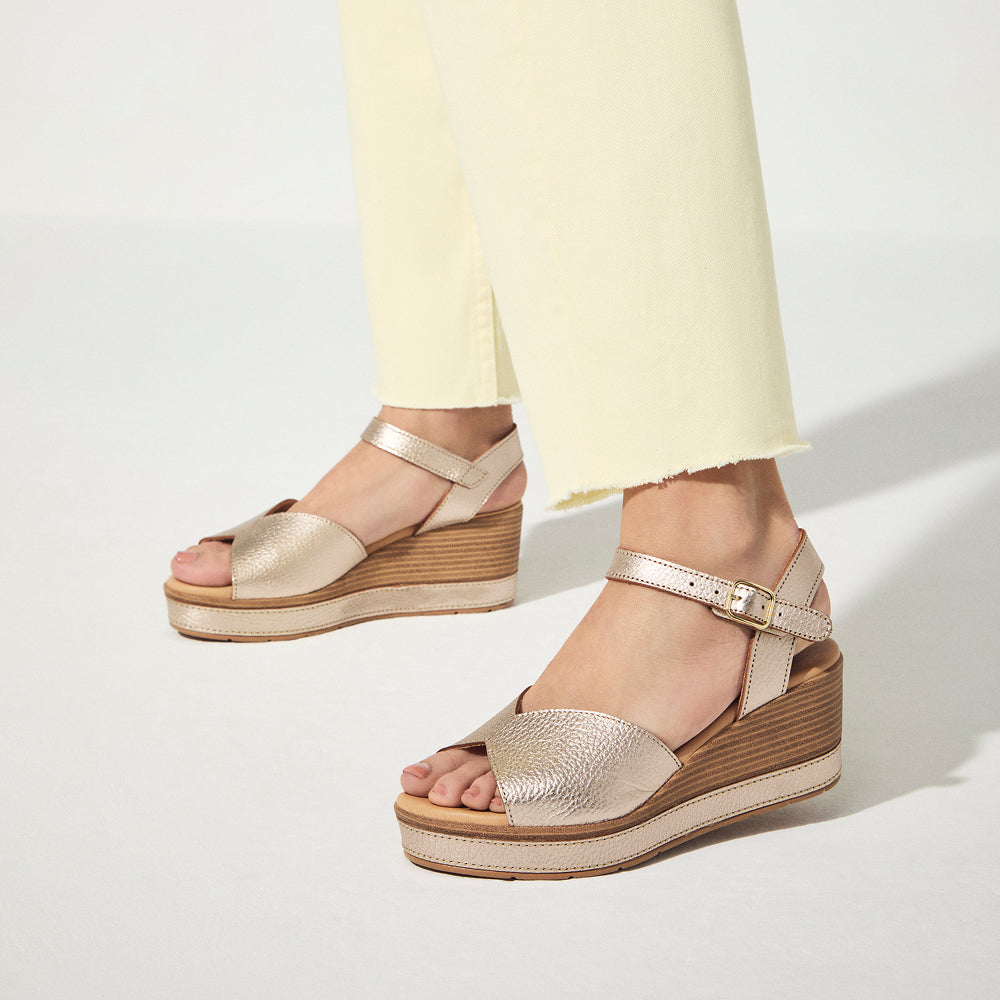 Sandalia con cuña alta, piel y pulsera Oro