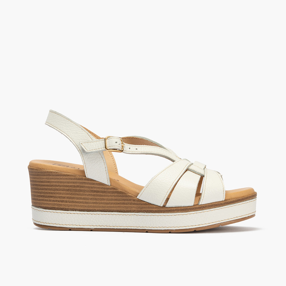 Sandalia con cuña alta y detalles metalizados Blanco