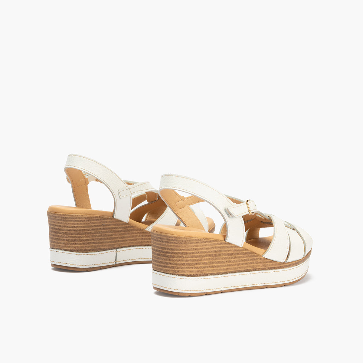 Sandalia con cuña alta y detalles metalizados Blanco