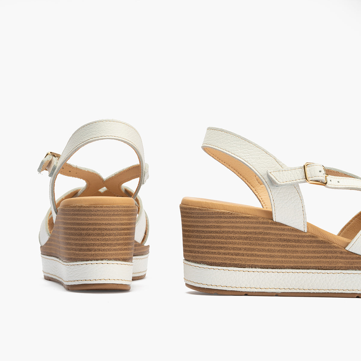 Sandalia con cuña alta y detalles metalizados Blanco