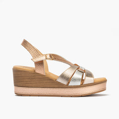 Sandalia con cuña alta y detalles metalizados Multimetal