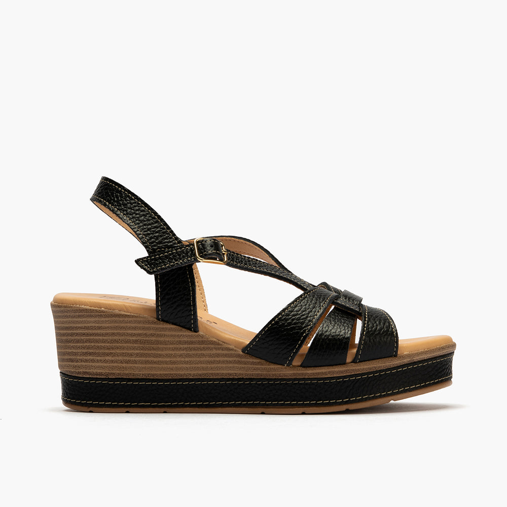 Sandalia con cuña alta y detalles metalizados Negro