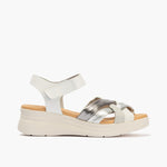 Sandalia con cuña media, pulsera y piel cruzada Blanco