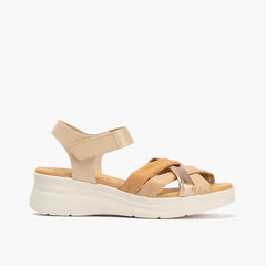 Sandalia con cuña media, pulsera y piel cruzada Crema