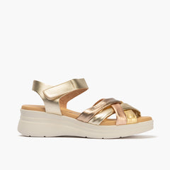 Sandalia con cuña media, pulsera y piel cruzada Oro