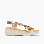 Sandalia con cuña media, pulsera y piel cruzada metalizada Oro