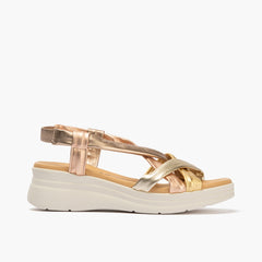 Sandalia con cuña media, pulsera y piel cruzada metalizada Oro