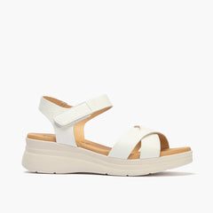 Sandalia con cuña media, pulsera y piel metalizada Blanco